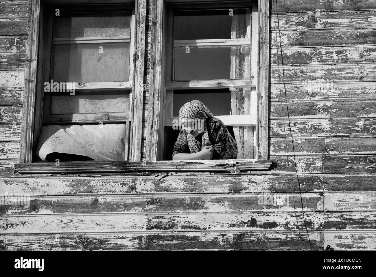 Le donne non identificato sporgersi dalla finestra di un vecchio quartiere di , Istanbul, Turchia il 6 settembre 2009 Foto Stock