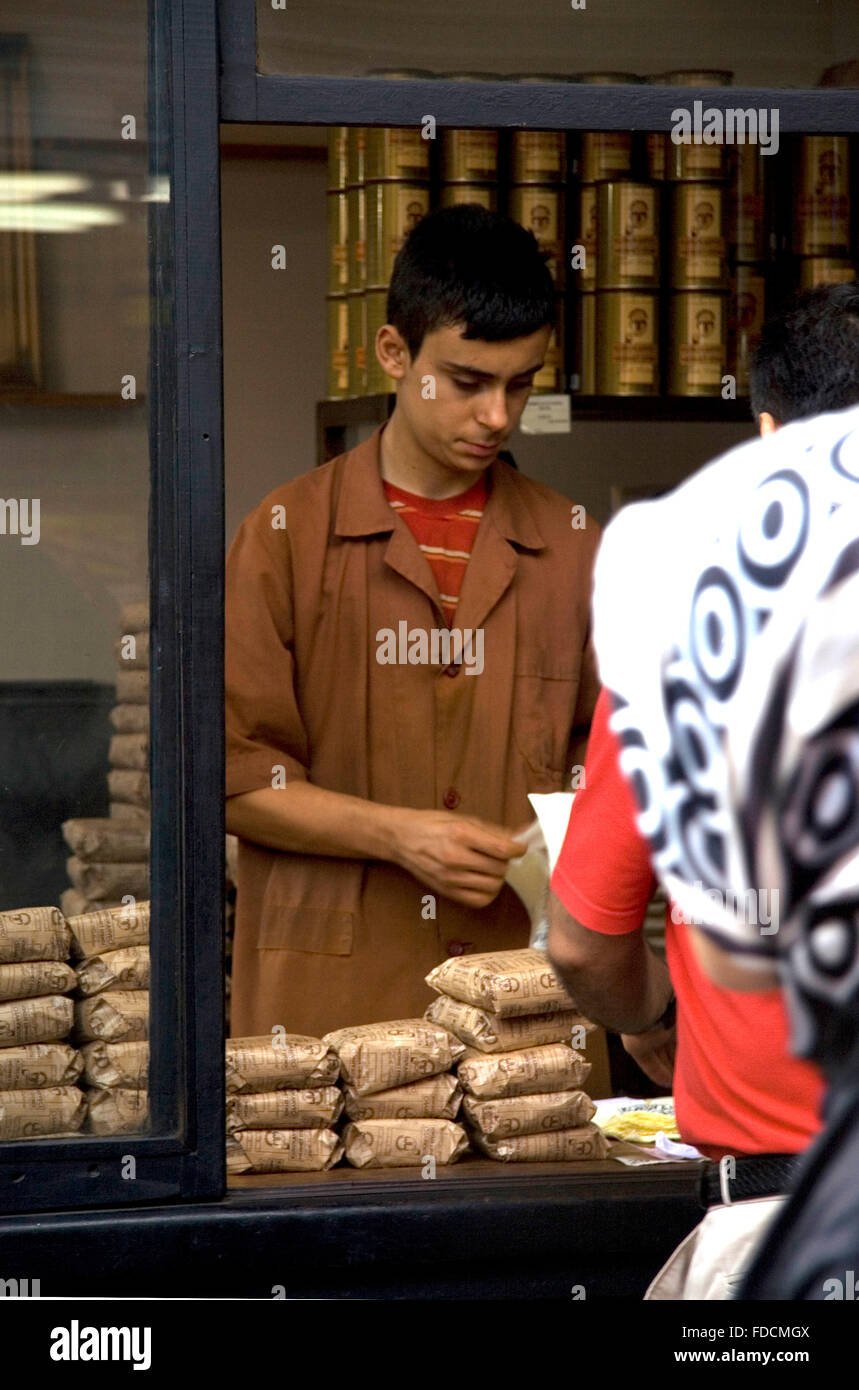 ISTANBUL - sett 7: Non identificato venditore di caffè naturale di confezionamento granelli di caffè al vecchio quartiere, Istanbul, Turchia a settembre 7, 2009 Foto Stock