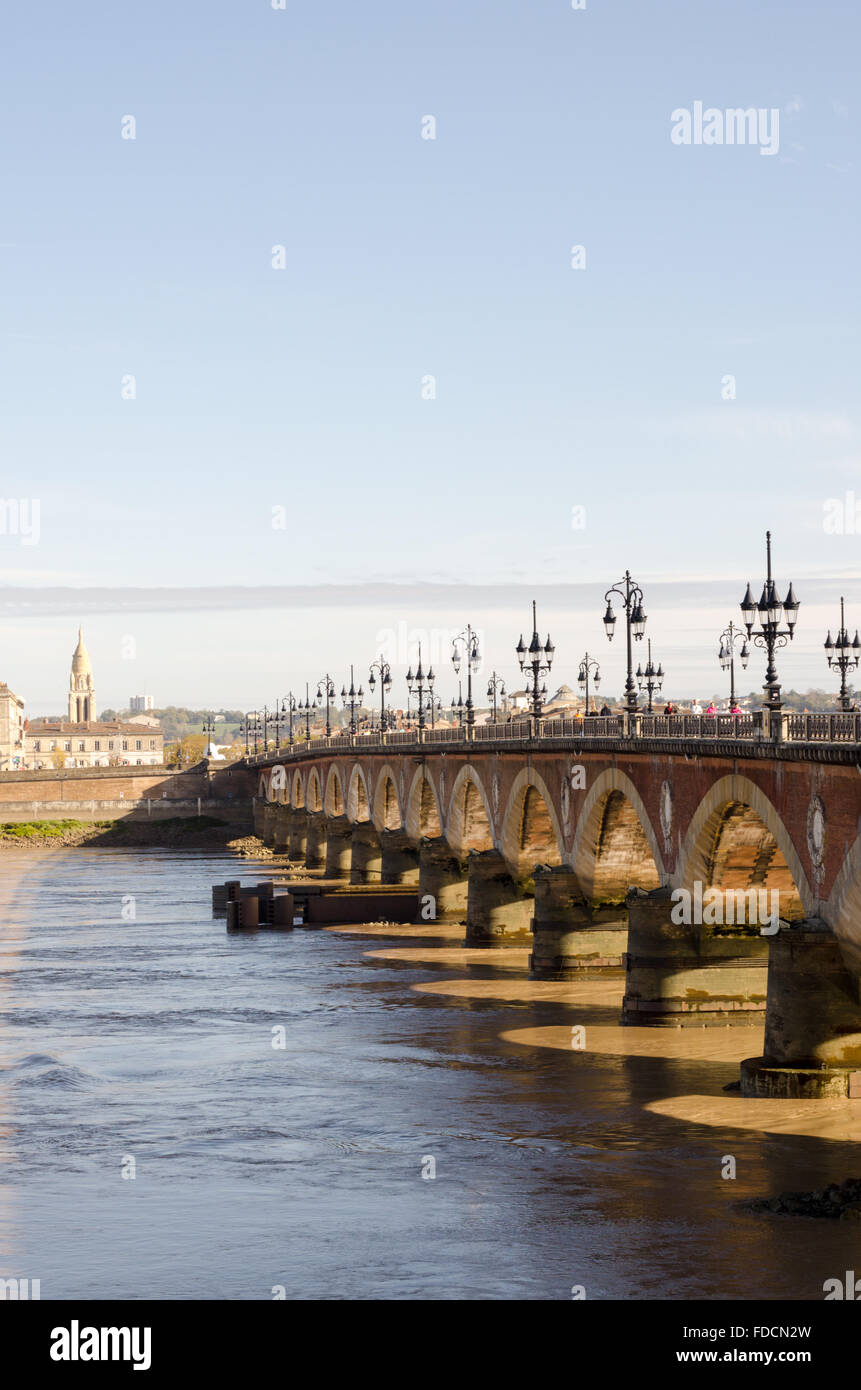 Ornato ponte arcuato, Pont de Pierre, attraversando il fiume Garonna a Bordeaux, Francia Foto Stock