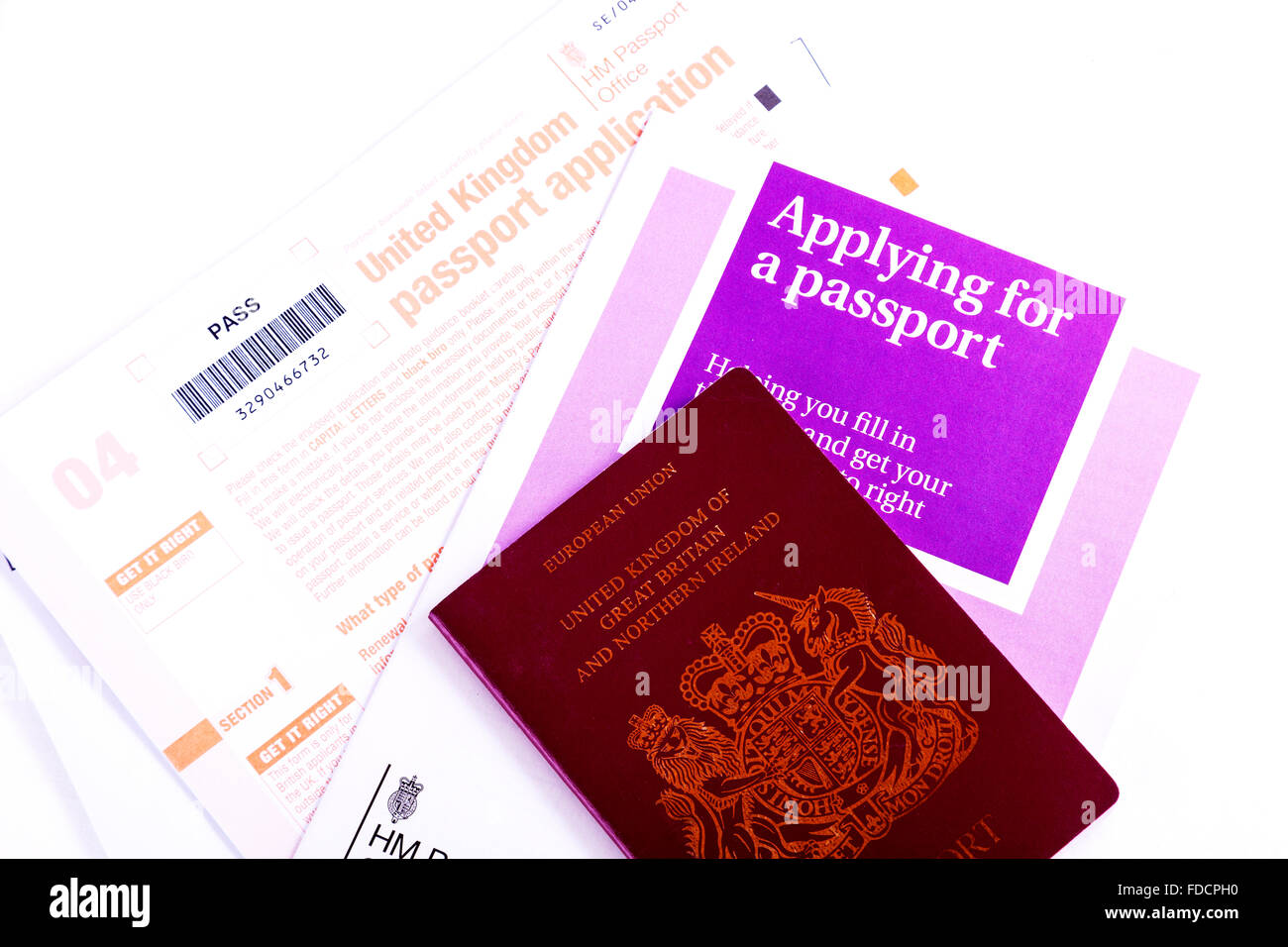 Applicazione di passaporto britannico modulo applicazione per il nuovo ufficio passaporti permesso di viaggio tagliare ritaglio sfondo bianco isolato Foto Stock