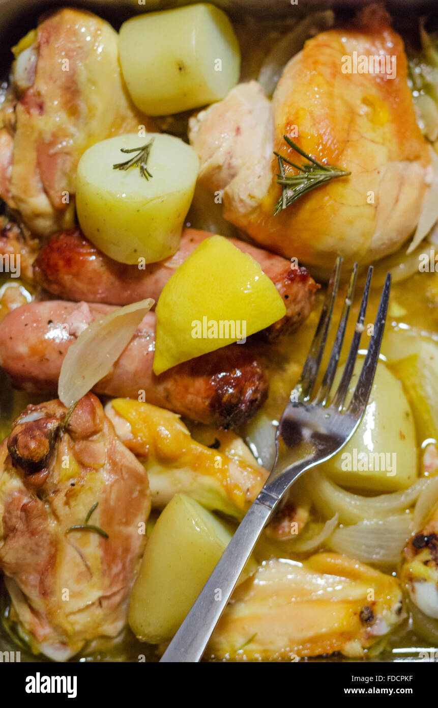 Pollo, salsicce e casseruola di vegetali/cassoulet Foto Stock