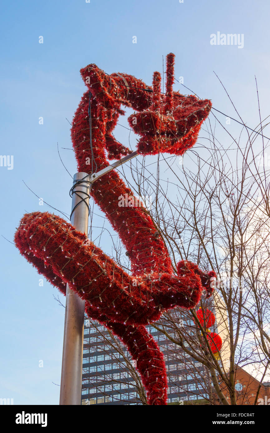 Drago Cinese scultura, George Street, Chinatown, Manchester, Regno Unito Foto Stock
