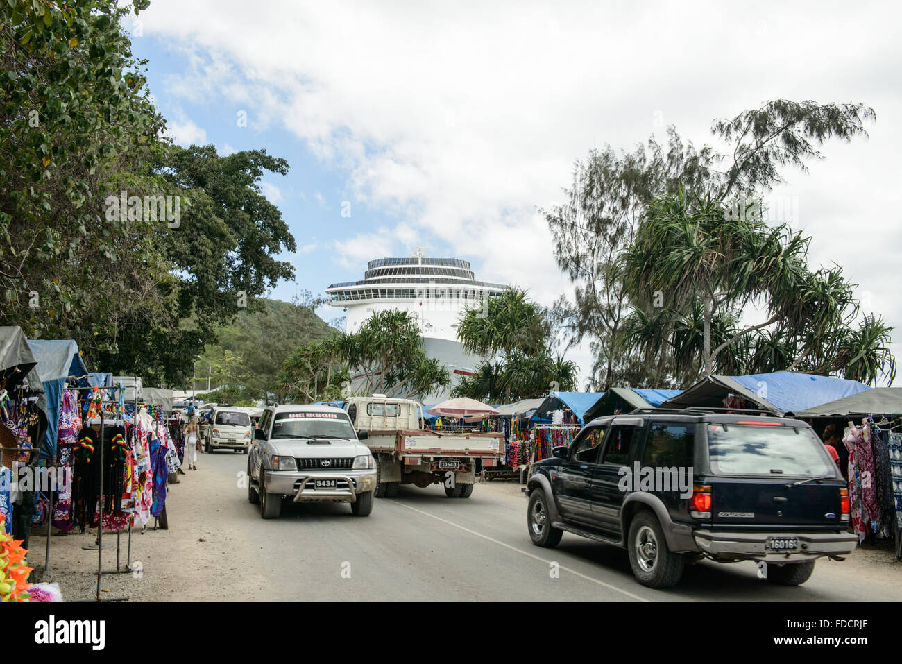 La nave da crociera "spirito del Carnevale' ancorato in Port Vila, Vanuatu, domina il mercato di banchina. Foto Stock