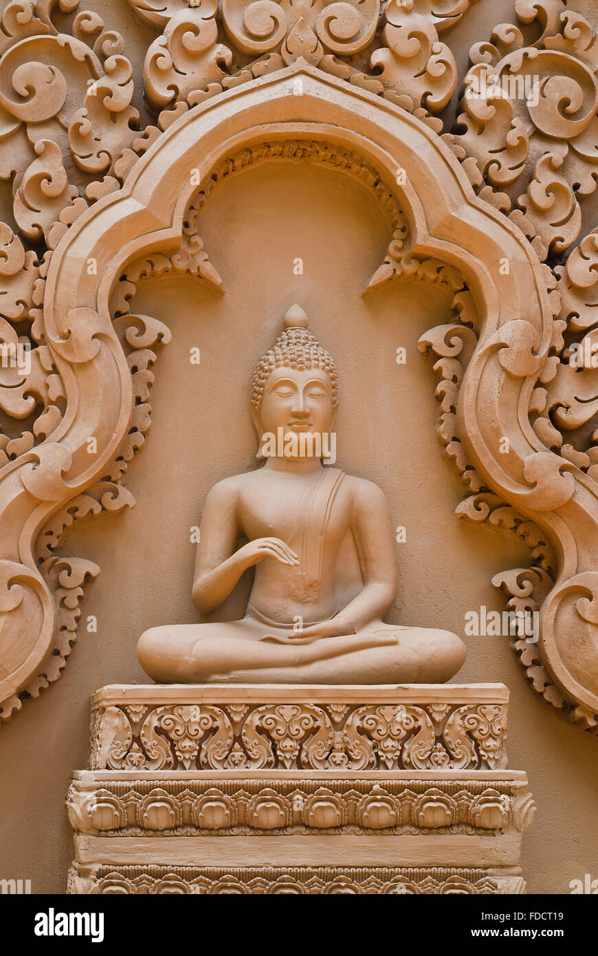 Scultura di Buddha sulla parete del tempio di Wat Tham Pu Wa, Kanchanaburi Thailandia Foto Stock