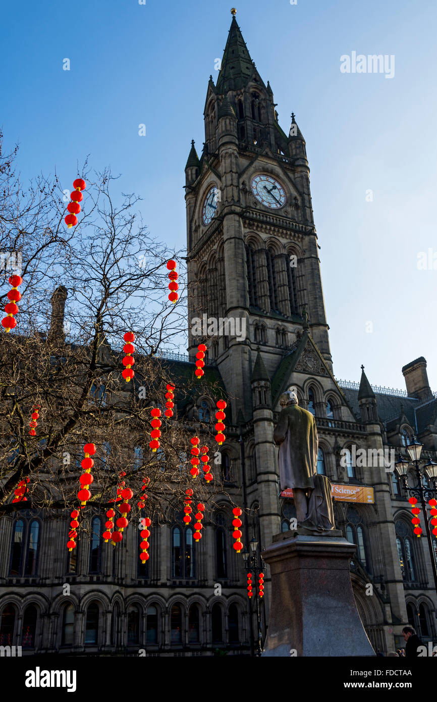 Le lanterne cinesi e la statua in piazza Albert, Manchester, Inghilterra, Regno Unito. Per il Capodanno cinese. Il Municipio dietro Foto Stock