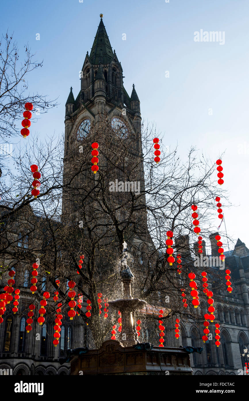 Le lanterne cinesi e la fontana nella piazza Albert, Manchester, Inghilterra, Regno Unito. Per il Capodanno cinese. Il Municipio dietro Foto Stock