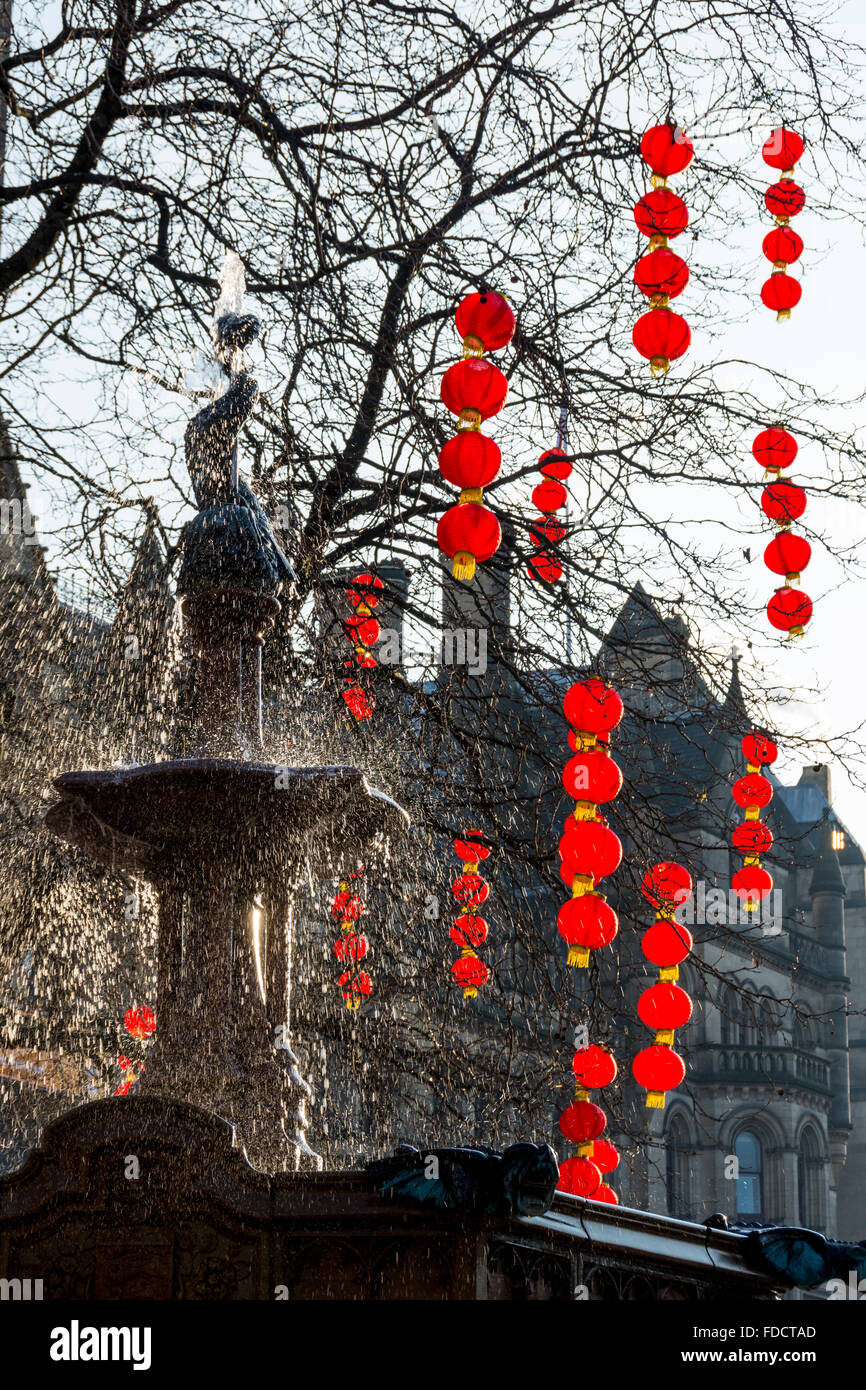 Le lanterne cinesi e la fontana nella piazza Albert, Manchester, Inghilterra, Regno Unito. Per il Capodanno cinese. Il Municipio dietro Foto Stock