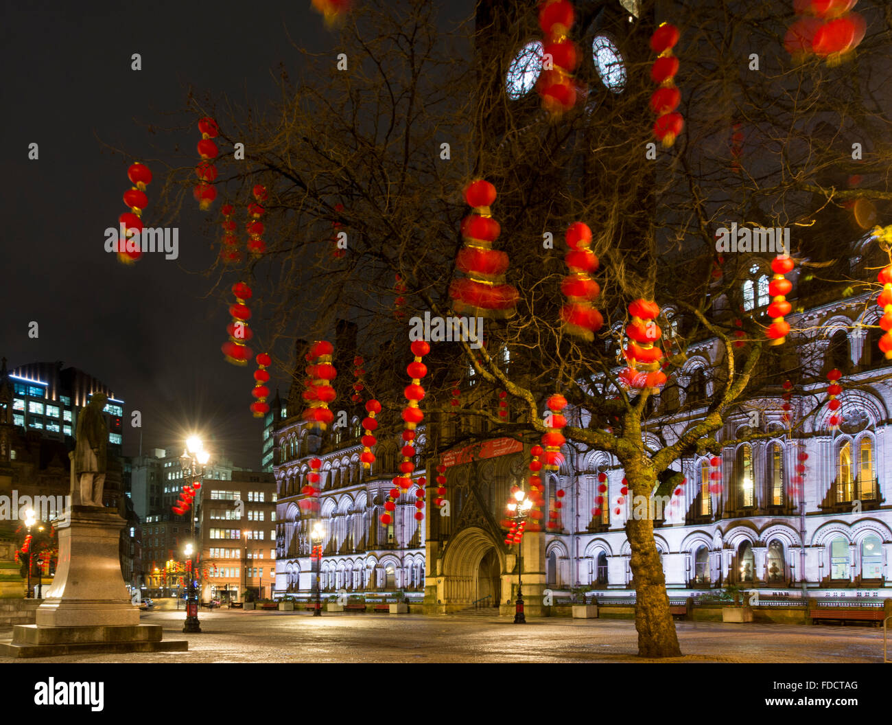 Le lanterne cinesi in Albert Square di notte, Manchester, Inghilterra, Regno Unito. Per il Capodanno cinese. Il Municipio dietro. Foto Stock