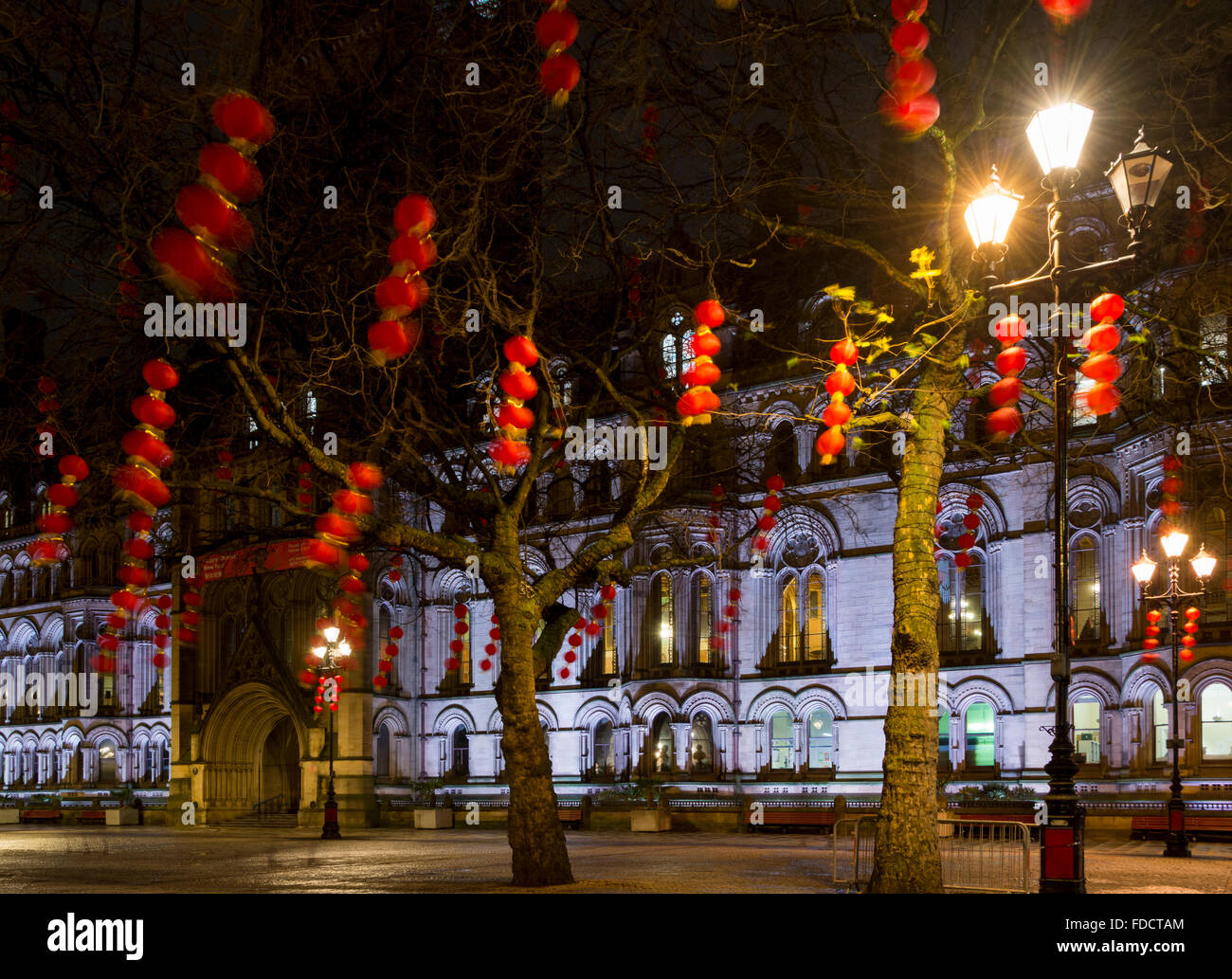 Le lanterne cinesi in Albert Square di notte, Manchester, Inghilterra, Regno Unito. Per il Capodanno cinese. Il Municipio dietro. Foto Stock