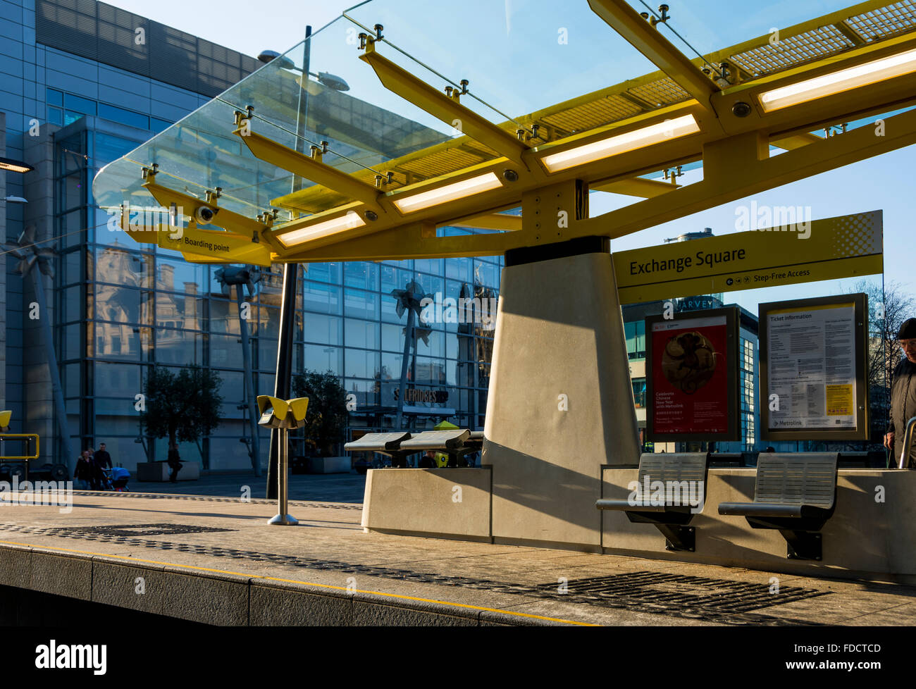 Exchange Square Metrolink fermata del tram, Corporation Street, Manchester, Inghilterra, Regno Unito. I magazzini Selfridges dietro. Foto Stock