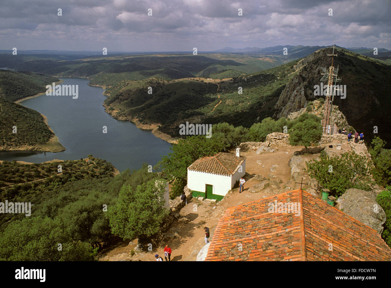 Panoramica del fiume Tago da Monfrague castello, Monfrague National Park, Estremadura, Spagna Foto Stock