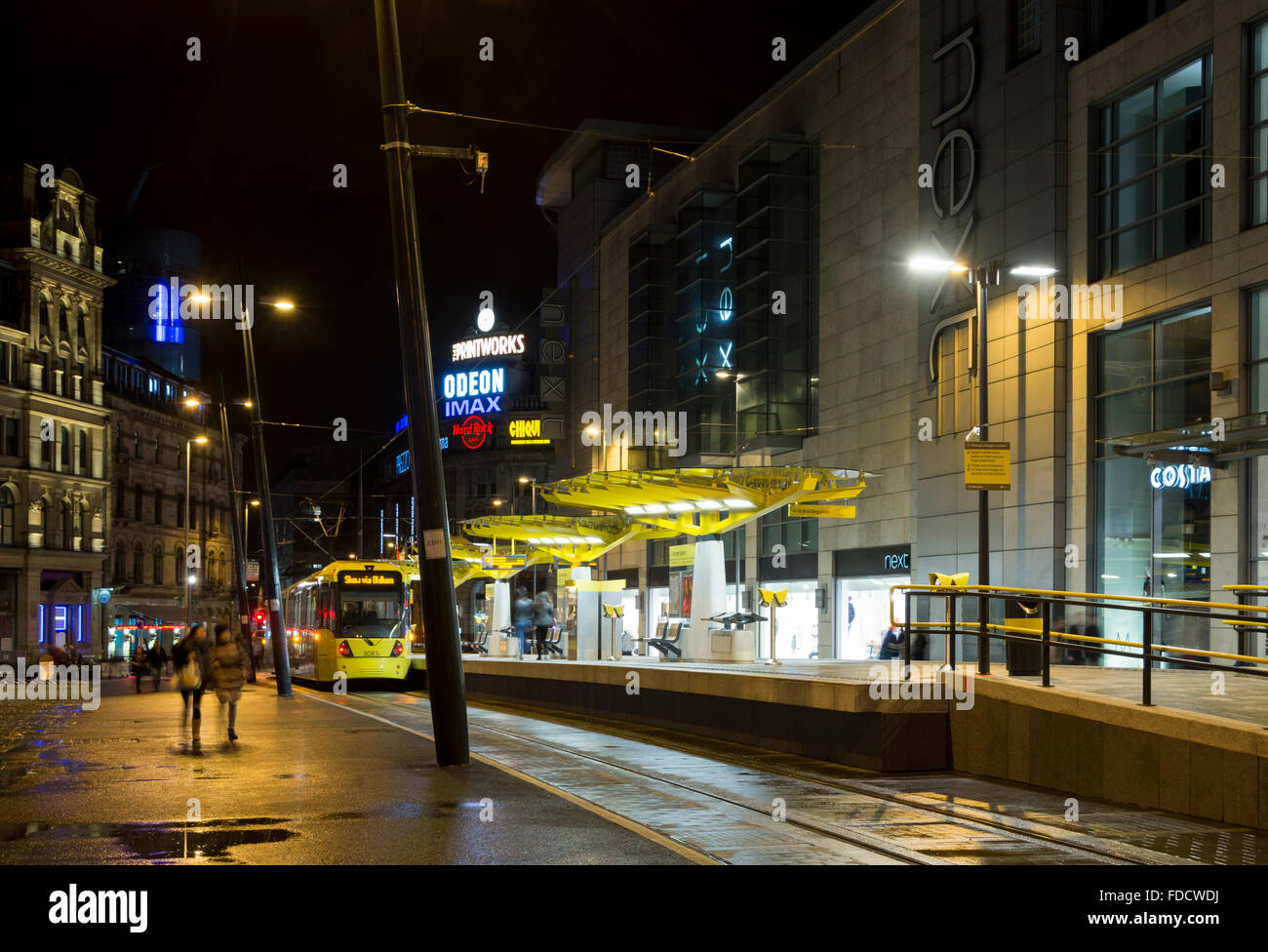 Exchange Square Metrolink fermata del tram di notte, Corporation Street, Manchester, Inghilterra, Regno Unito. Il centro commerciale Arndale a destra. Foto Stock