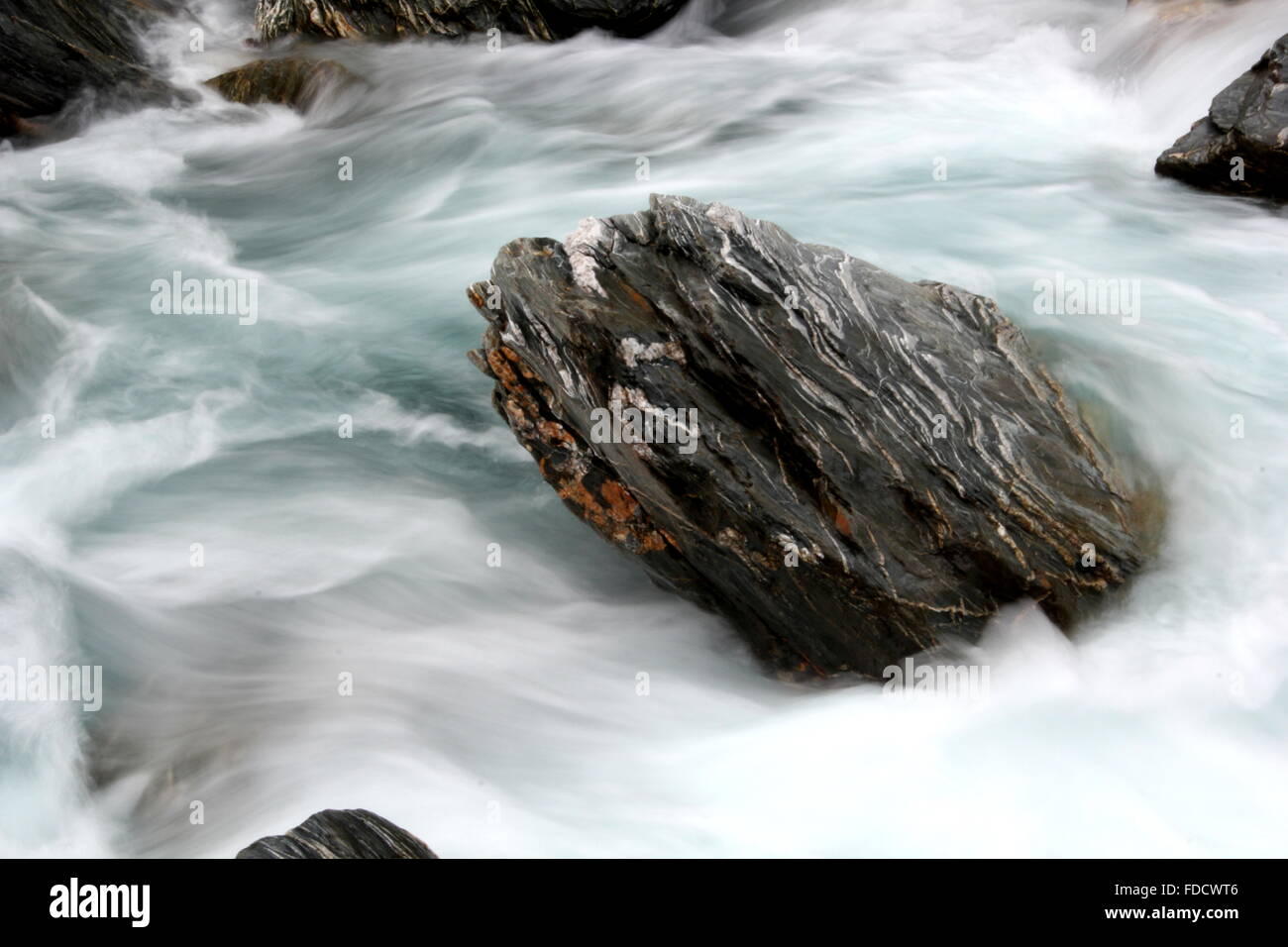 roccia in un torrente Foto Stock