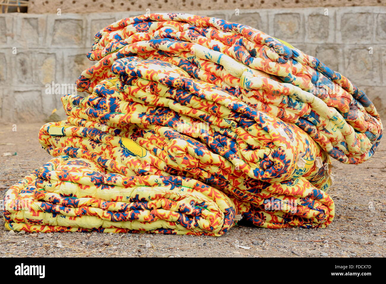 Molti materasso colorato ripiegato e riposto sul terreno nel mercato di domenica dove il Oromos-Amharas-Afar si incontrano. Senbete-Ethiopia Foto Stock