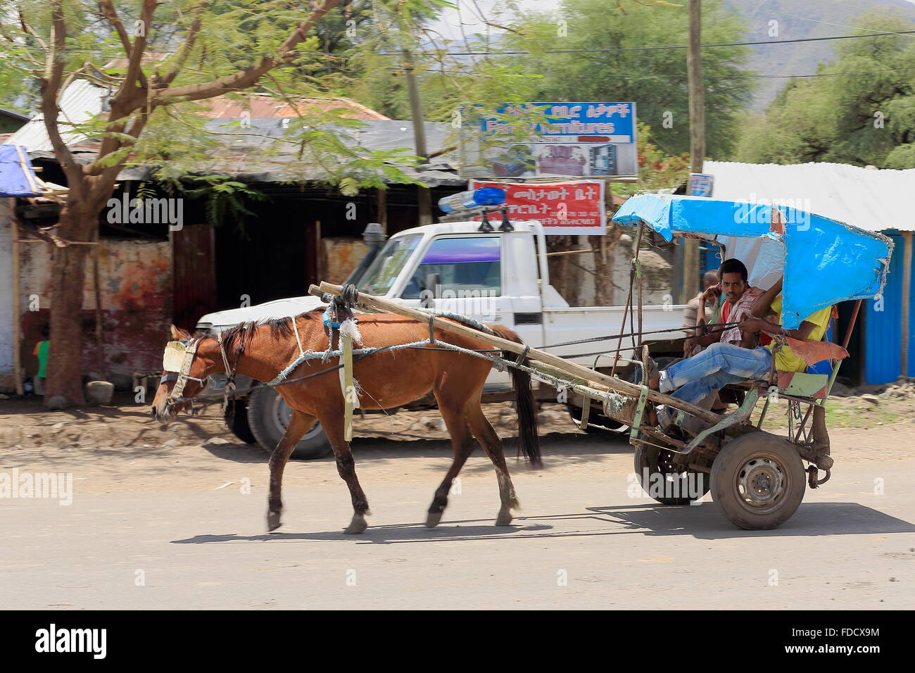 DEBRE BIRHAN, ETIOPIA-marzo 24: carrozza con cappa di tela trasporta persone locali fino alla strada principale. Etiopia. Foto Stock