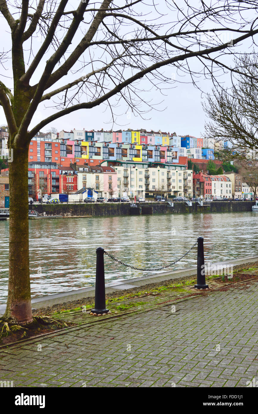 Guardando attraverso Bristol Floating Harbour a case colorate in Hotwells e Clifton legno Foto Stock