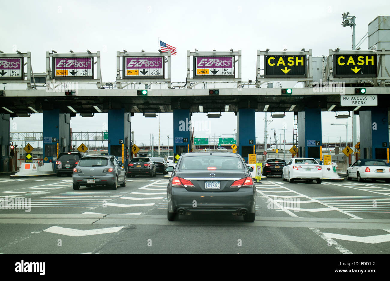 Toll Plaza e automobili in attesa di passare attraverso Robert F il ponte Kennedy di New York STATI UNITI D'AMERICA Foto Stock
