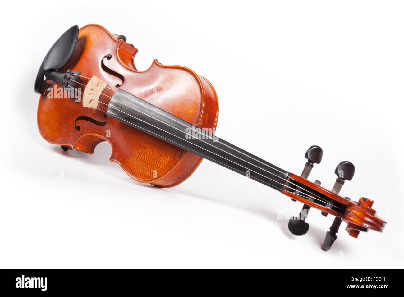 Violino di fronte a uno sfondo bianco, isolata. Foto Stock