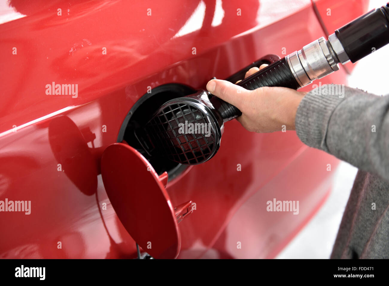 Il riempimento di auto rossa con carburante diesel Foto Stock