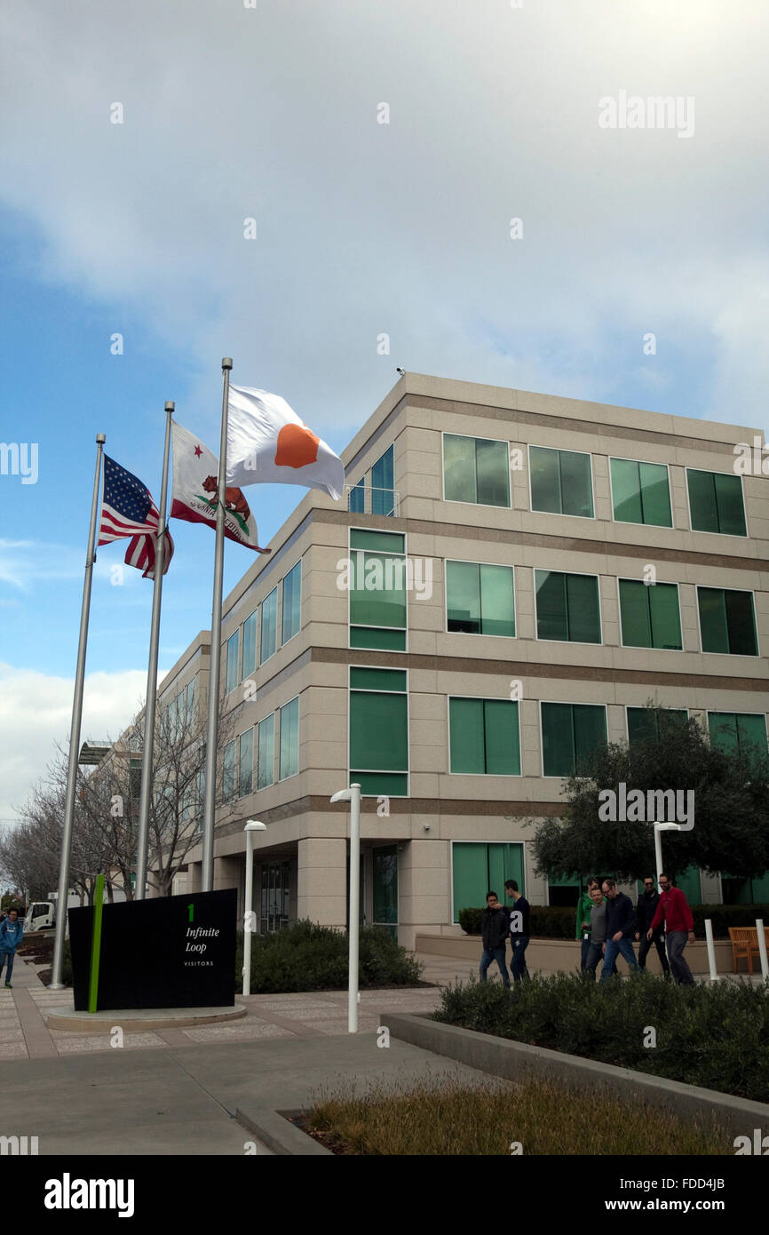 Le persone sono considerate a Apple di sede aziendale di Cupertino, California Foto Stock