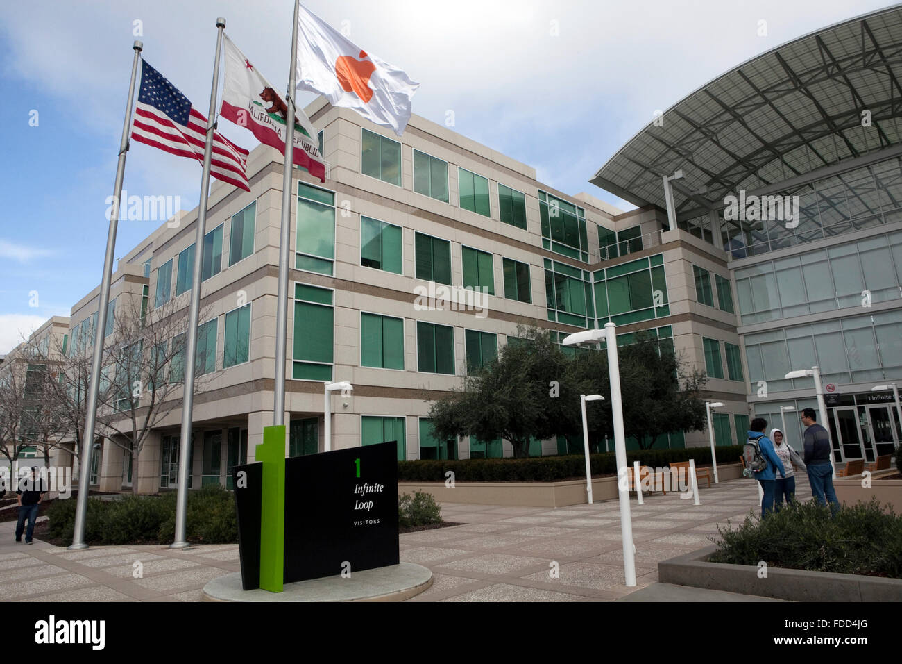 Le persone sono considerate a Apple di sede aziendale di Cupertino, California Foto Stock