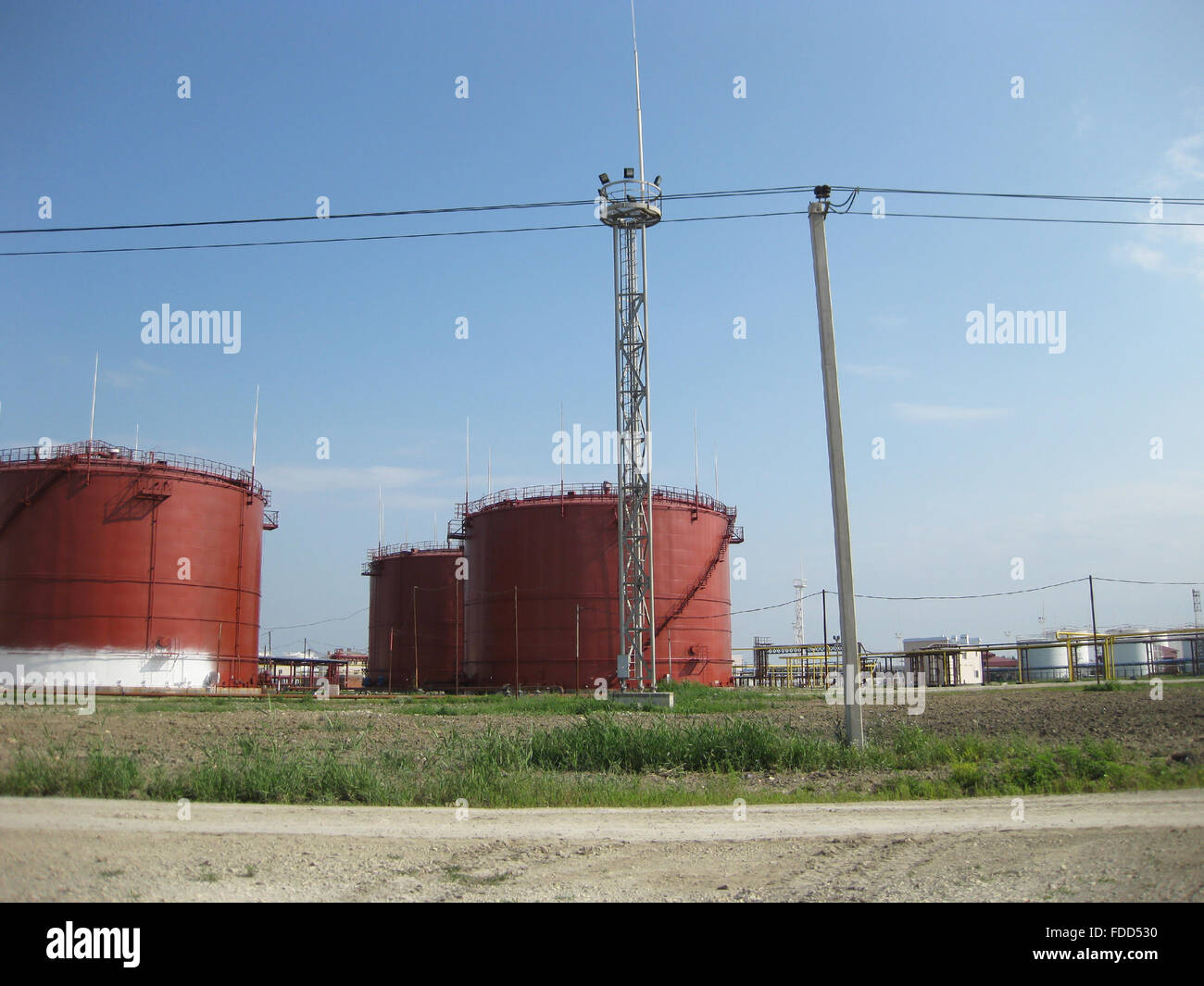 Il serbatoio in acciaio verticale. Capacità di stoccaggio di prodotti petroliferi Foto Stock