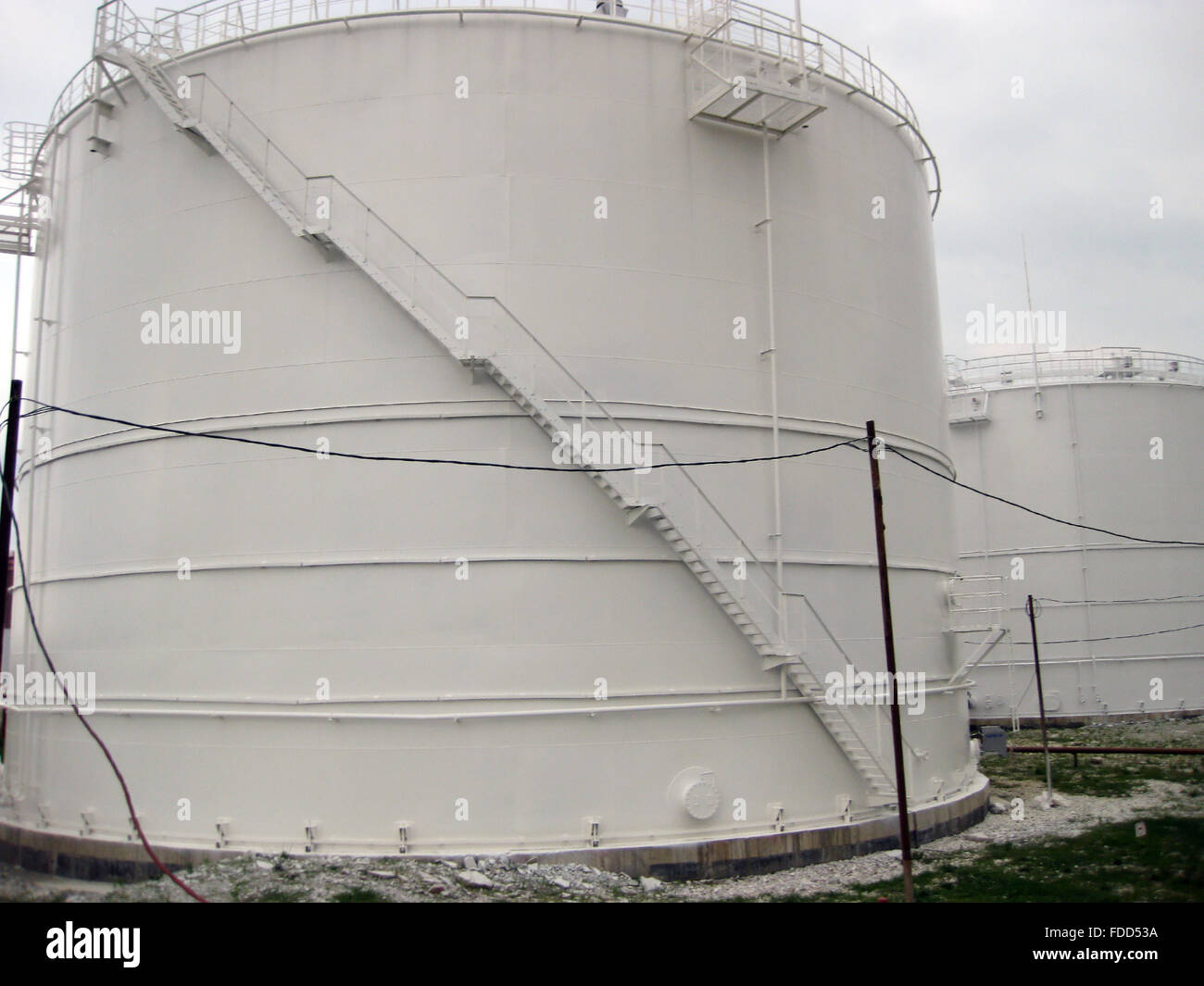 Il serbatoio in acciaio verticale. Capacità di stoccaggio di prodotti petroliferi Foto Stock