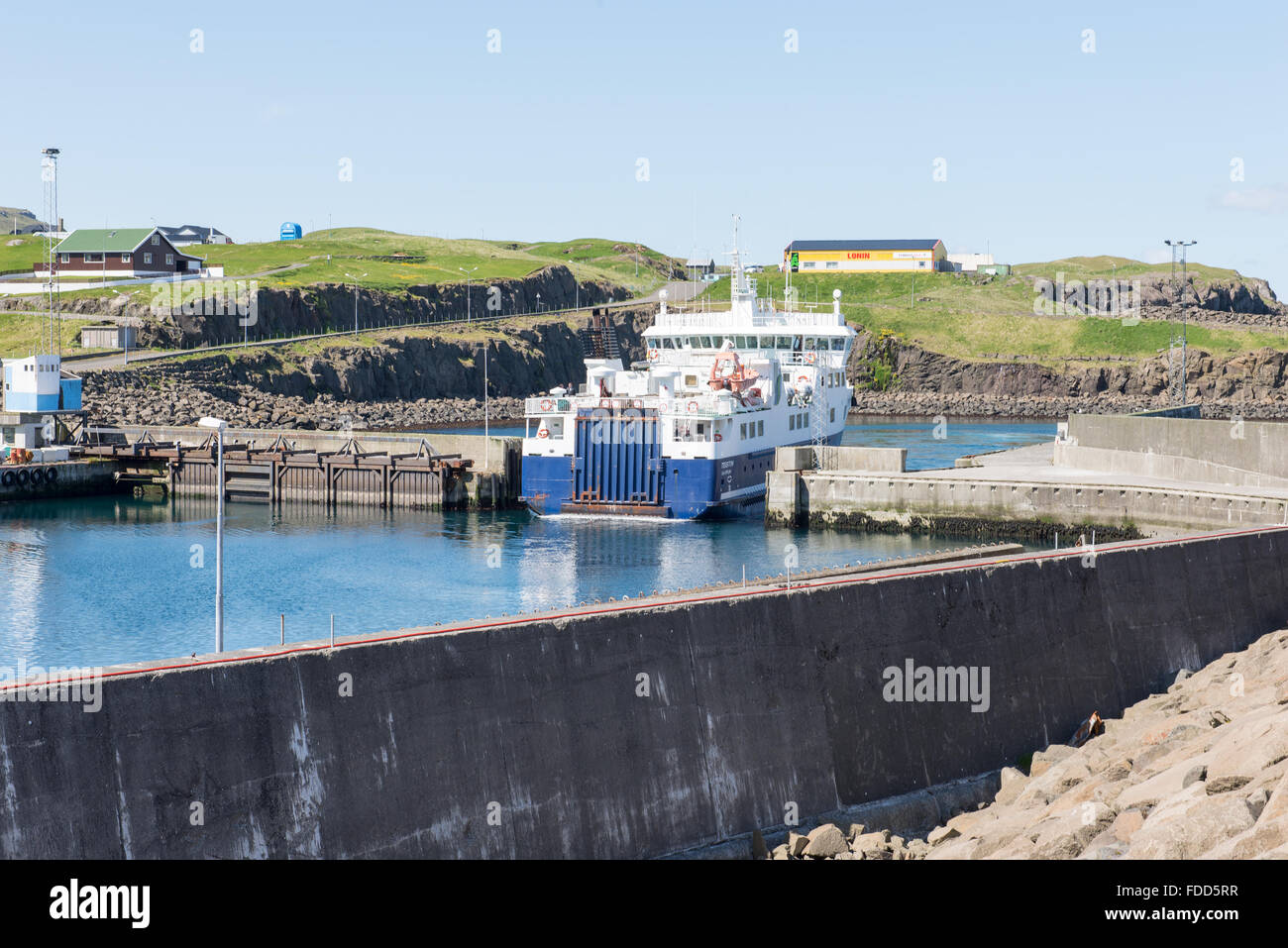 Strandfaraskip landsins teistin di traghetto sulla rotta tra streymoy e sandoy sulle isole Faerøer Foto Stock
