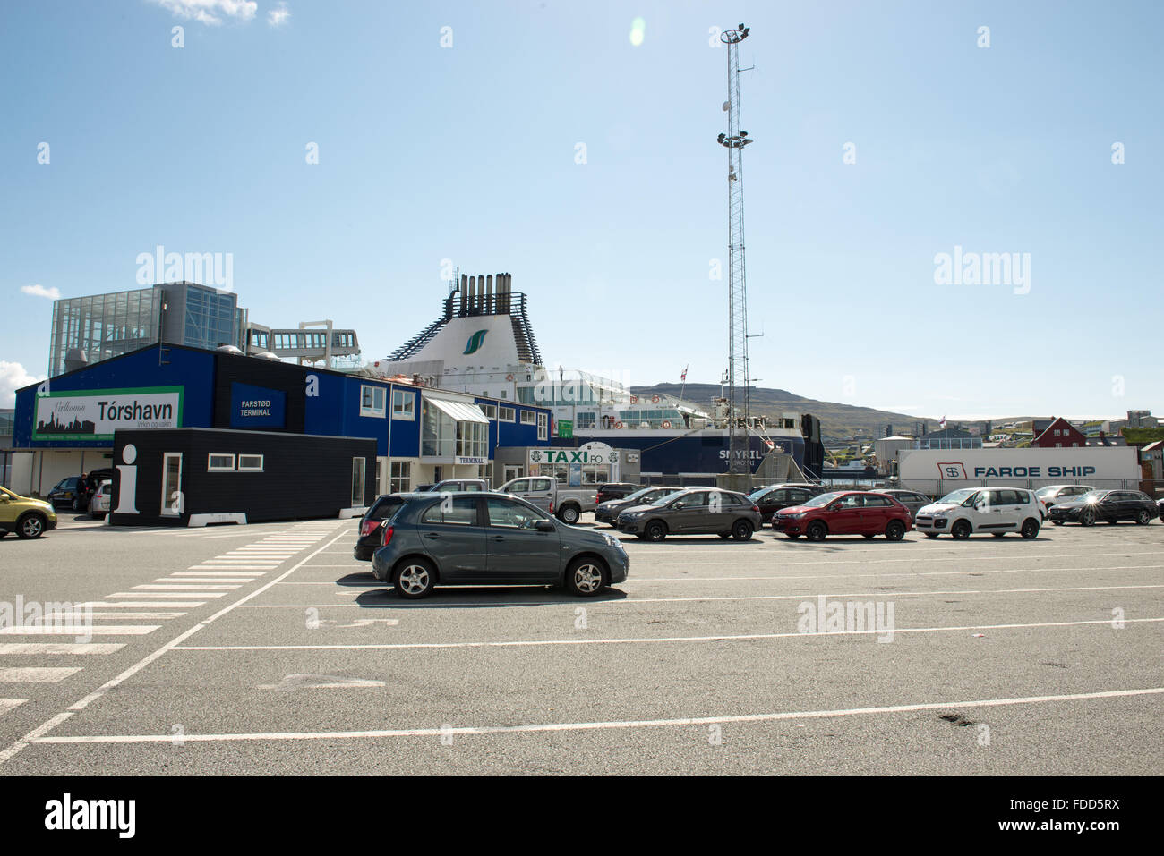 Ferry Terminal a Torshavn sulle Isole Faerøer con automobili in attesa per il traghetto Foto Stock