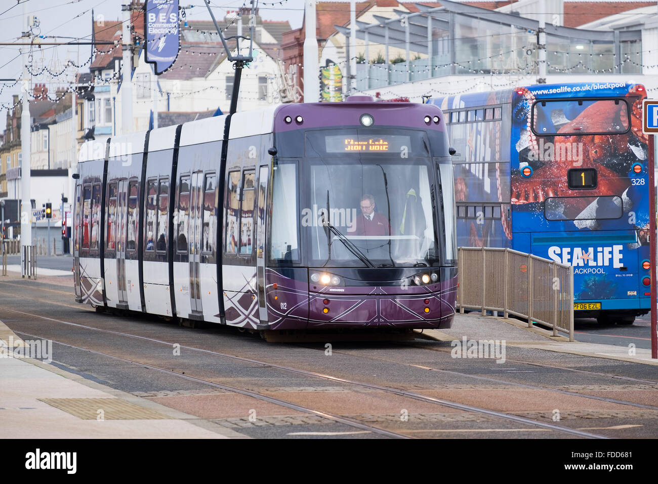 Blackpool Flexity tram che passa un autobus sulla Promenade di Blackpool Foto Stock