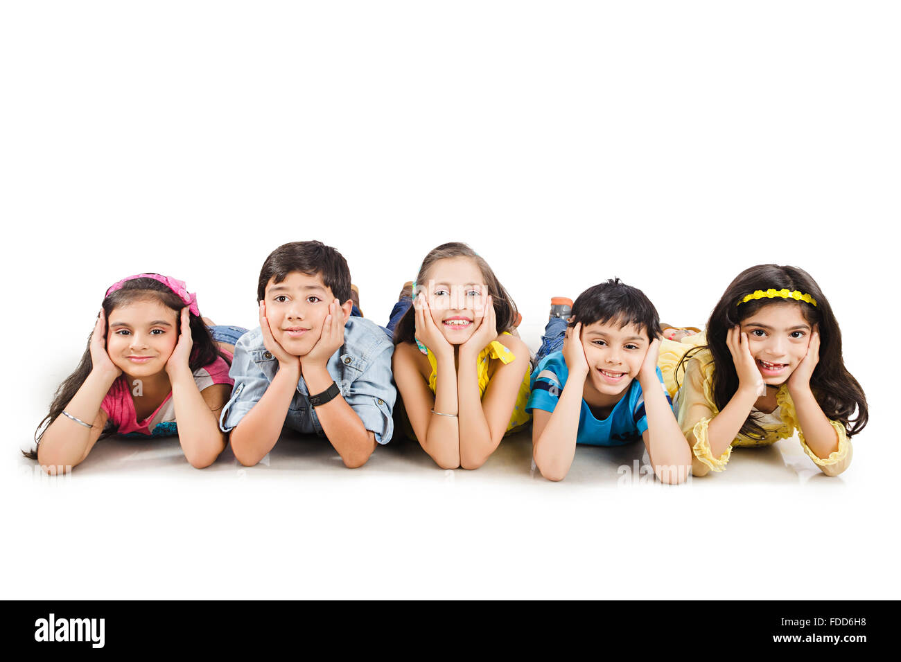 4 bambini amici coda sdraiato relax Foto Stock