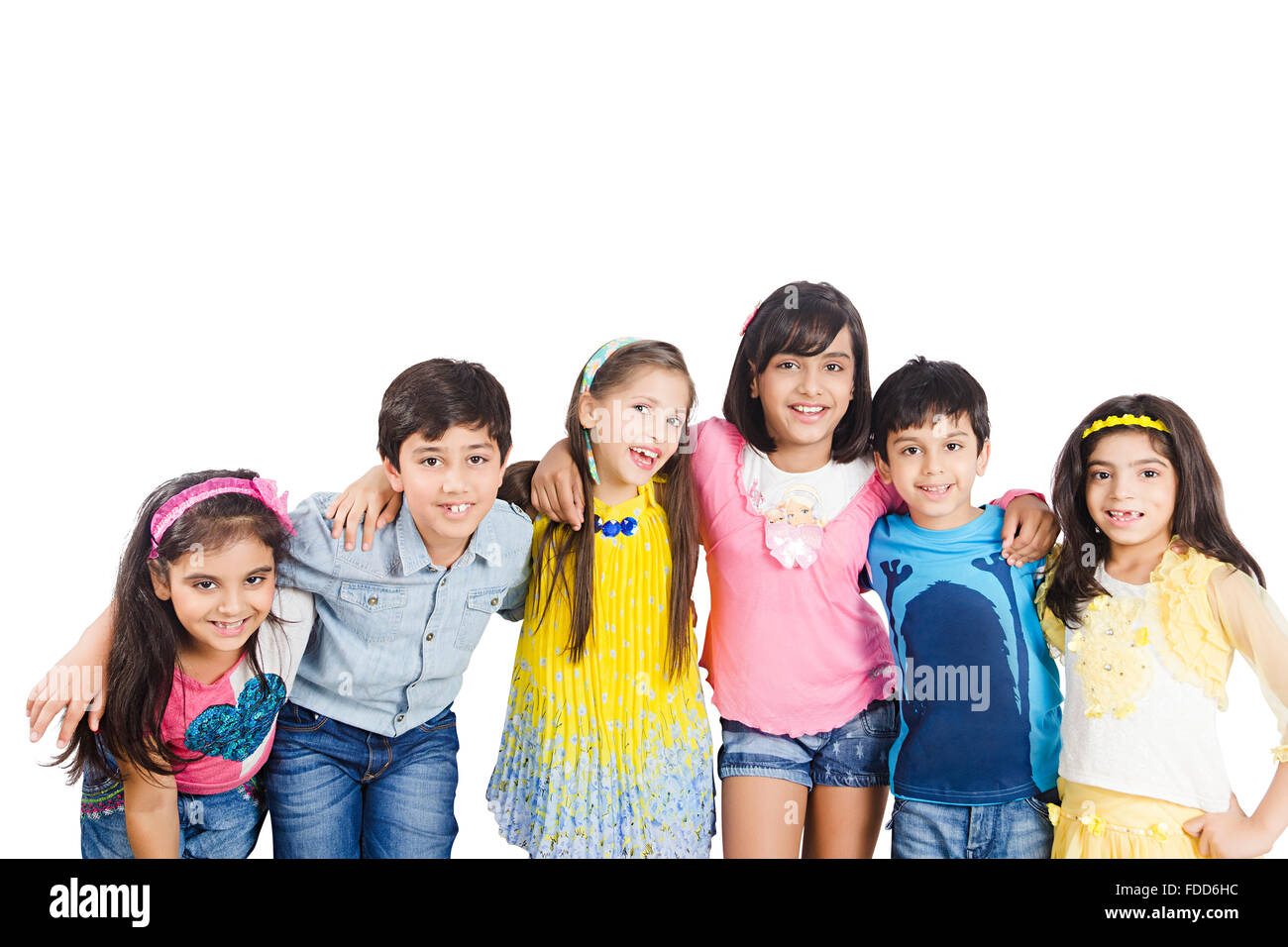 Gruppo Kids amici braccia intorno in piedi Foto Stock