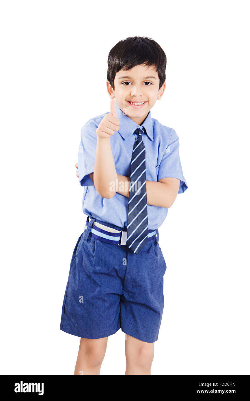 1 bambino ragazzo scuola studente in piedi pollice in alto mostra Foto Stock