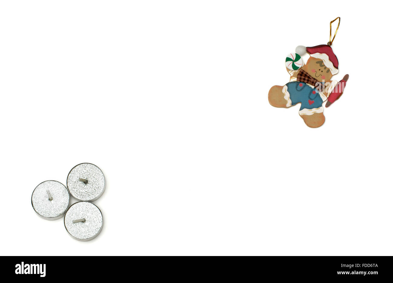Gingerbread Natale giocattolo e tre candele d'argento su bianco Foto Stock