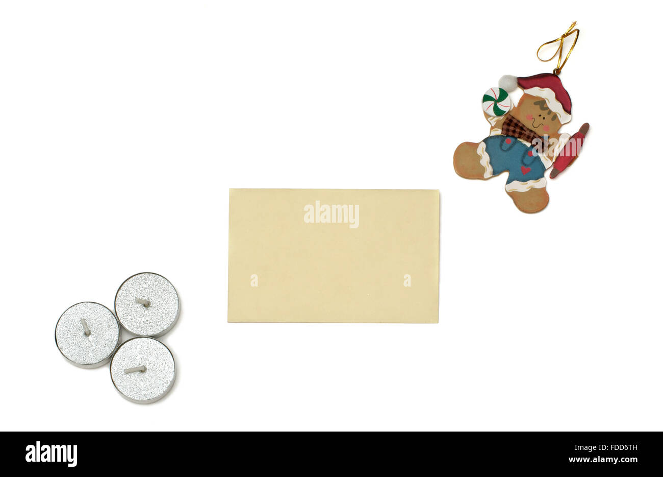Gingerbread Natale giocattolo e tre candele d'argento su bianco Foto Stock