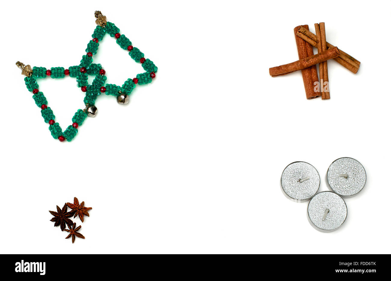 Alberi di Natale, candele e cannella su bianco Foto Stock