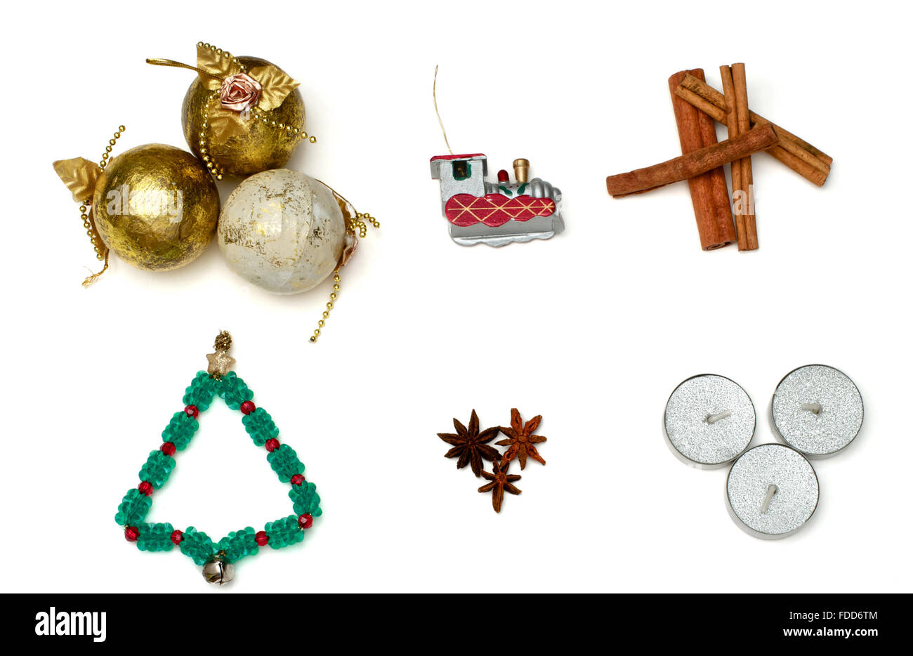 Alberi di Natale, candele, treni di legno e cannella Foto Stock