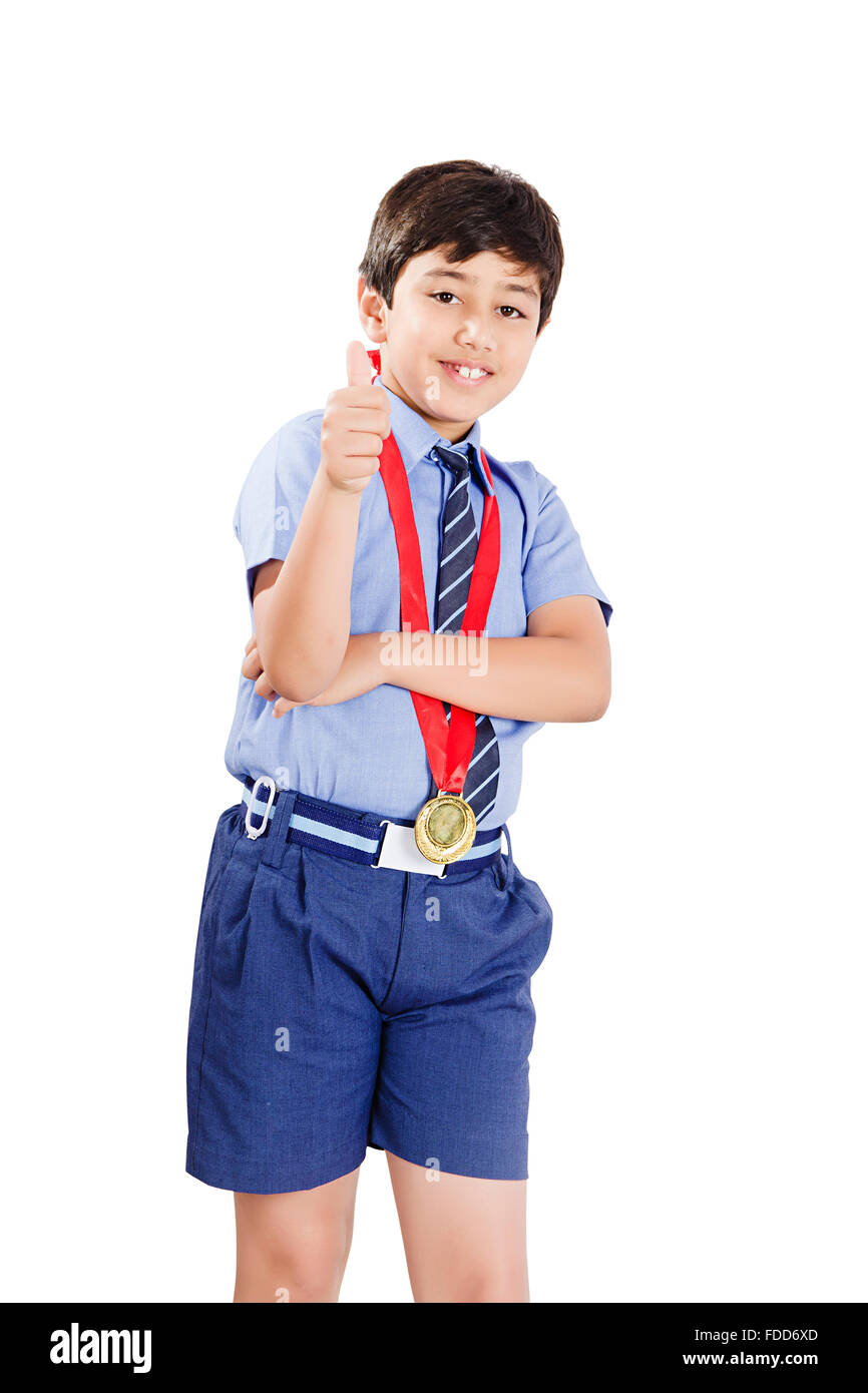 1 bambino ragazzo scuola studente in piedi pollice in alto mostra Foto Stock