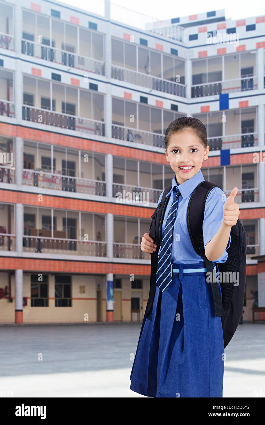 1 bambino ragazzo scuola studente Edificio permanente sul cortile pollice in alto mostra Foto Stock