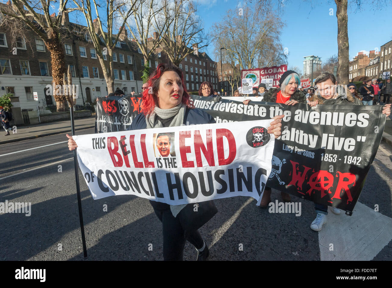 Londra, Regno Unito. Il 30 gennaio, 2016. Migliaia marzo dal Museo Imperiale della Guerra a Downing St organizzato dalla scatola di Lambeth attivisti contro il carter e la pianificazione di Bill. Lisa Mckenzie della guerra di classe tiene un tridente e banner come lei cammina con l'altra classe War banner nella parte anteriore del marzo. Credito: Peter Marshall / Alamy Live News Foto Stock