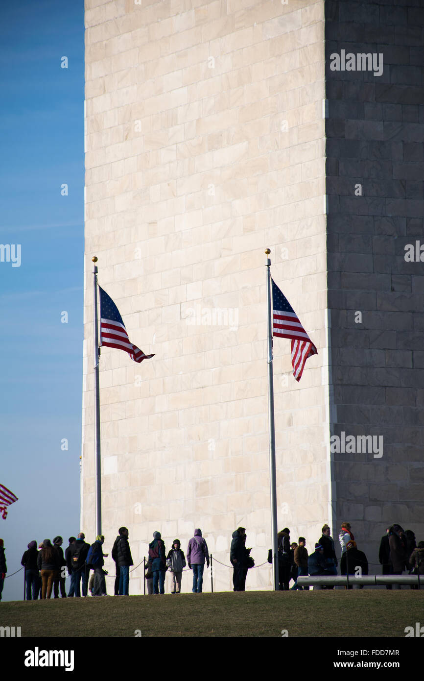 Washington Monument National Mall Washington DC // WASHINGTON DC - il Washington Monument si trova in cima al National Mall. Completato nel 1884, questo imponente obelisco, progettato da Robert Mills, onora George Washington. Con i suoi 555 piedi, 1/8 pollici, era l'edificio più alto del mondo al suo completamento. Foto Stock