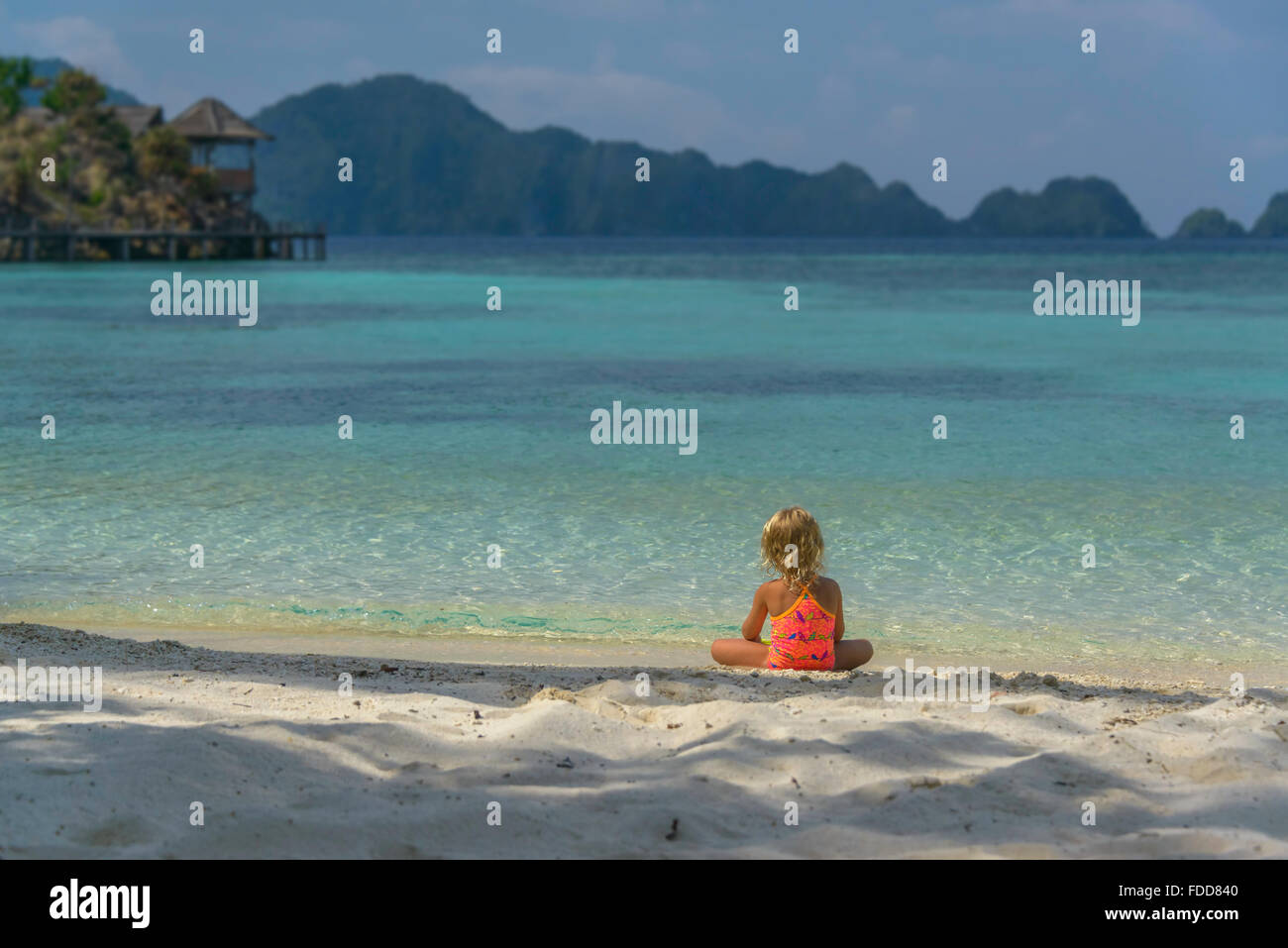 Bambina, rilassante in acqua di una laguna tropicale Foto Stock