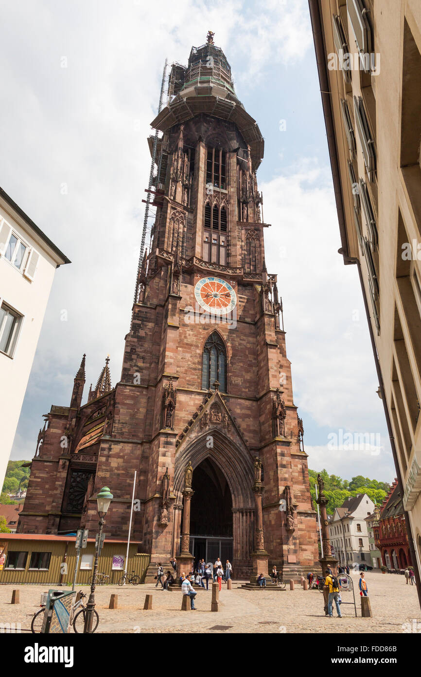 Esterno di Friburgo Munster cattedrale, una chiesa medievale di Freiburg im Breisgau city, Baden-Wuerttemberg membro, Germania Foto Stock