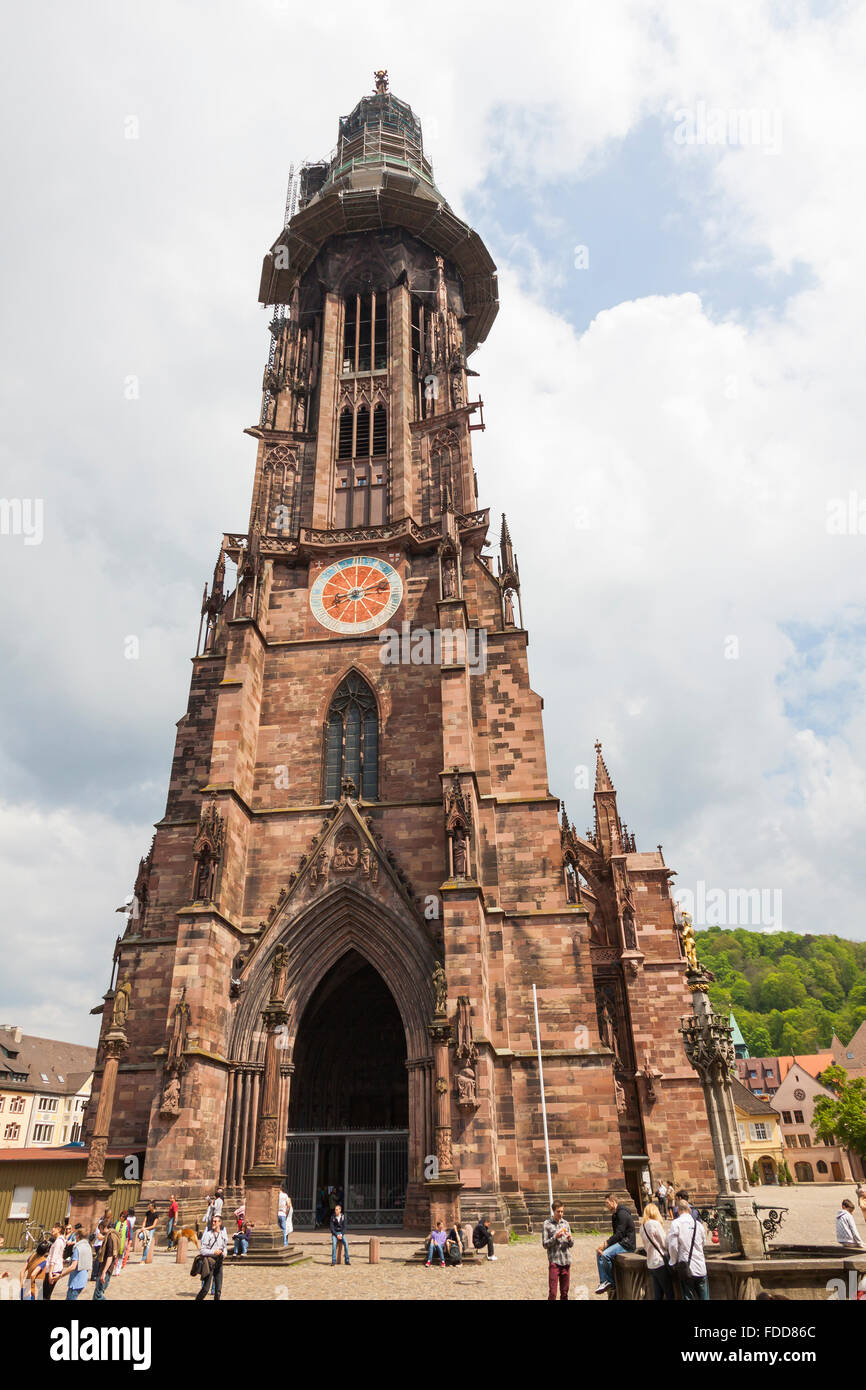 Esterno di Friburgo Munster cattedrale, una chiesa medievale di Freiburg im Breisgau city, Baden-Wuerttemberg membro, Germania Foto Stock