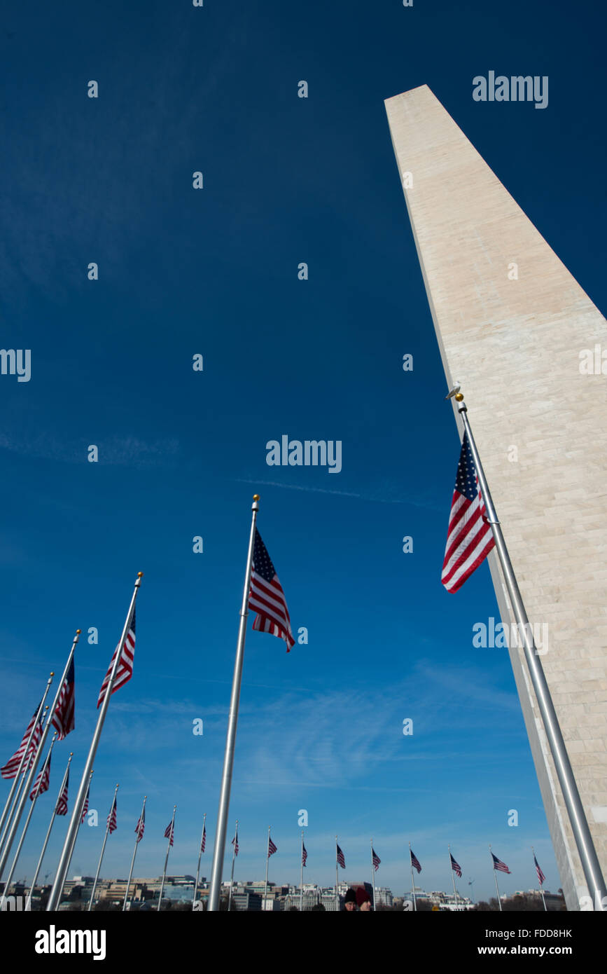Washington Monument National Mall Washington DC // WASHINGTON DC - il Washington Monument si trova in cima al National Mall. Completato nel 1884, questo imponente obelisco, progettato da Robert Mills, onora George Washington. Con i suoi 555 piedi, 1/8 pollici, era l'edificio più alto del mondo al suo completamento. Foto Stock