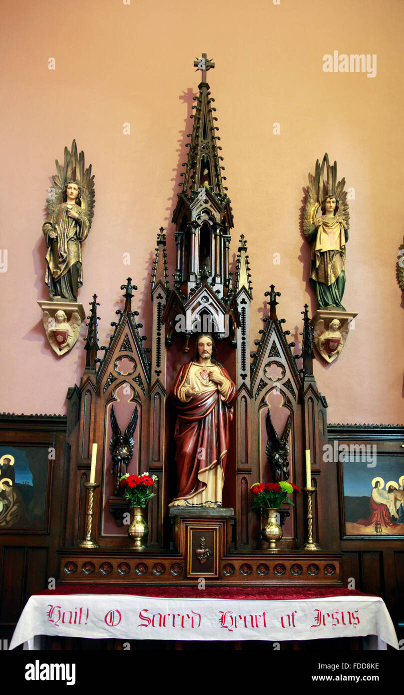 Altare laterale al Sacro Cuore , Chiesa Cattolica di San Pietro e Pau Cork Ireland Foto Stock