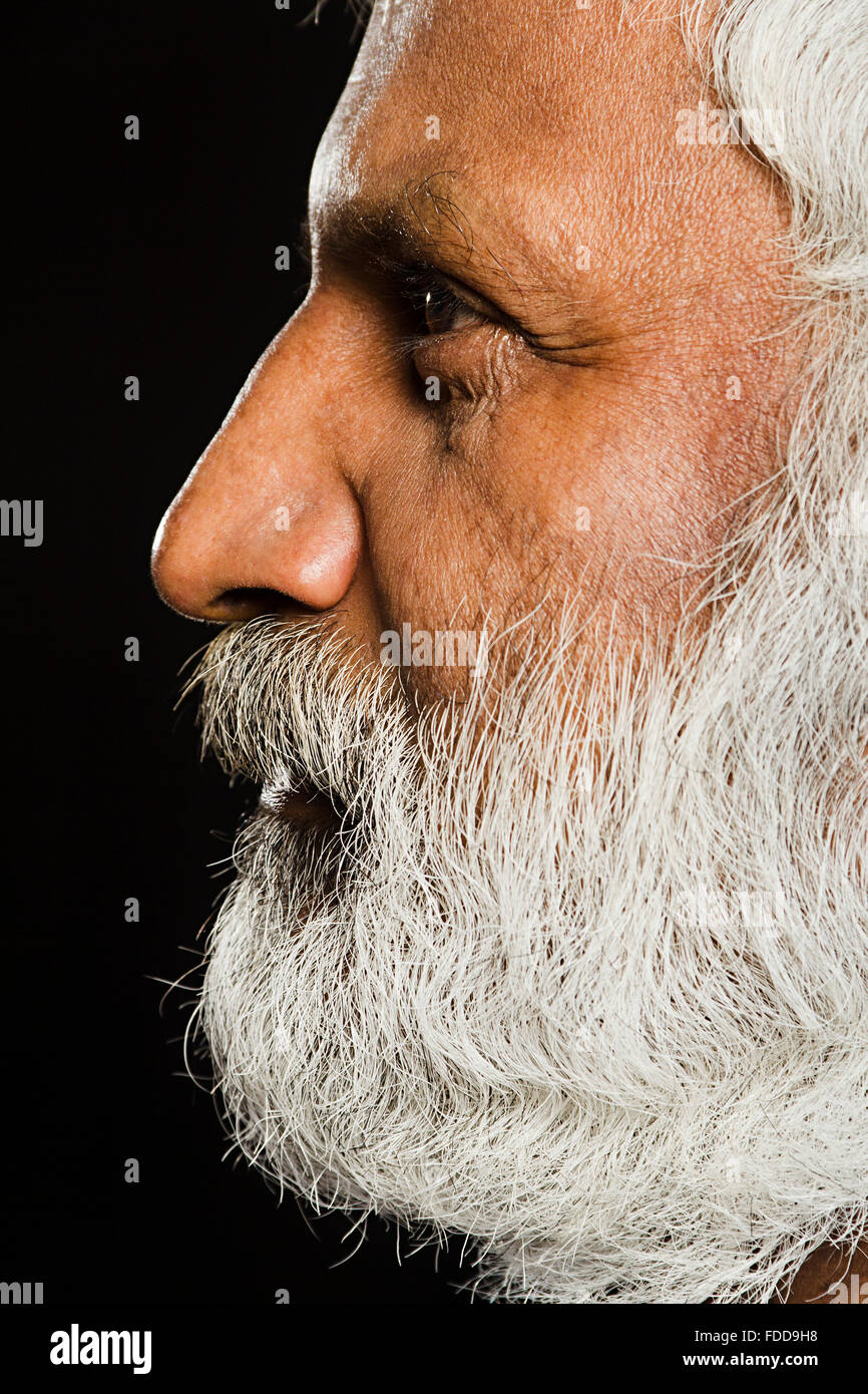 1 Senior indiano Adulto Uomo faccia estrema lato pongono pensando Foto Stock