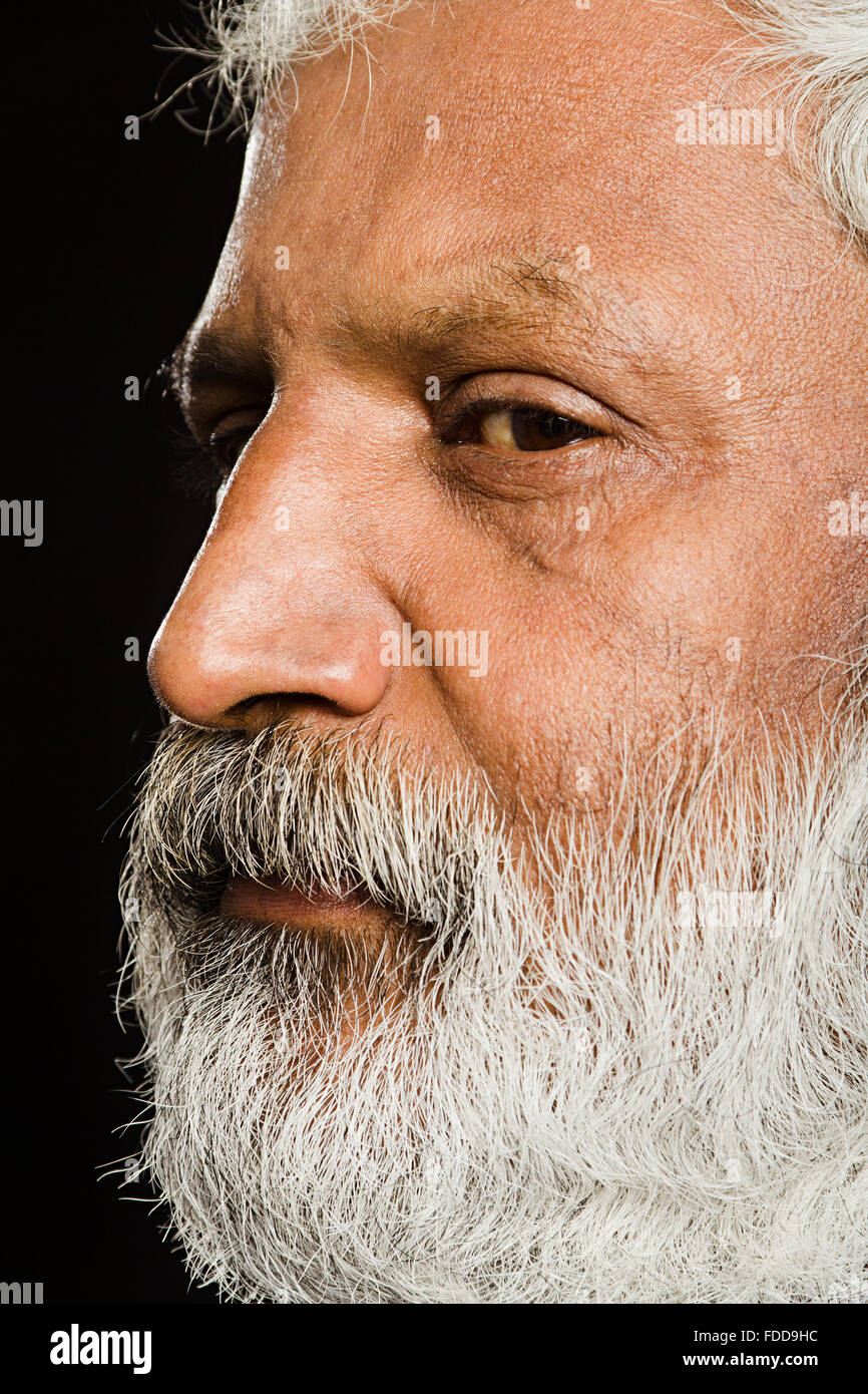 1 Senior indiano Adulto Uomo faccia estrema lato Seniors pongono Looking-At-telecamera Foto Stock