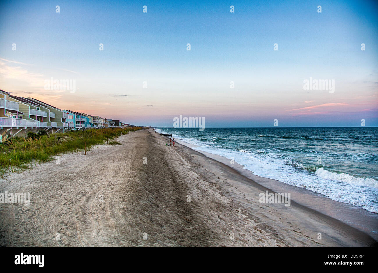 I pescatori della costa del Nord Carolina come le onde infrangersi sulla spiaggia. Wilmington, NC. Foto Stock