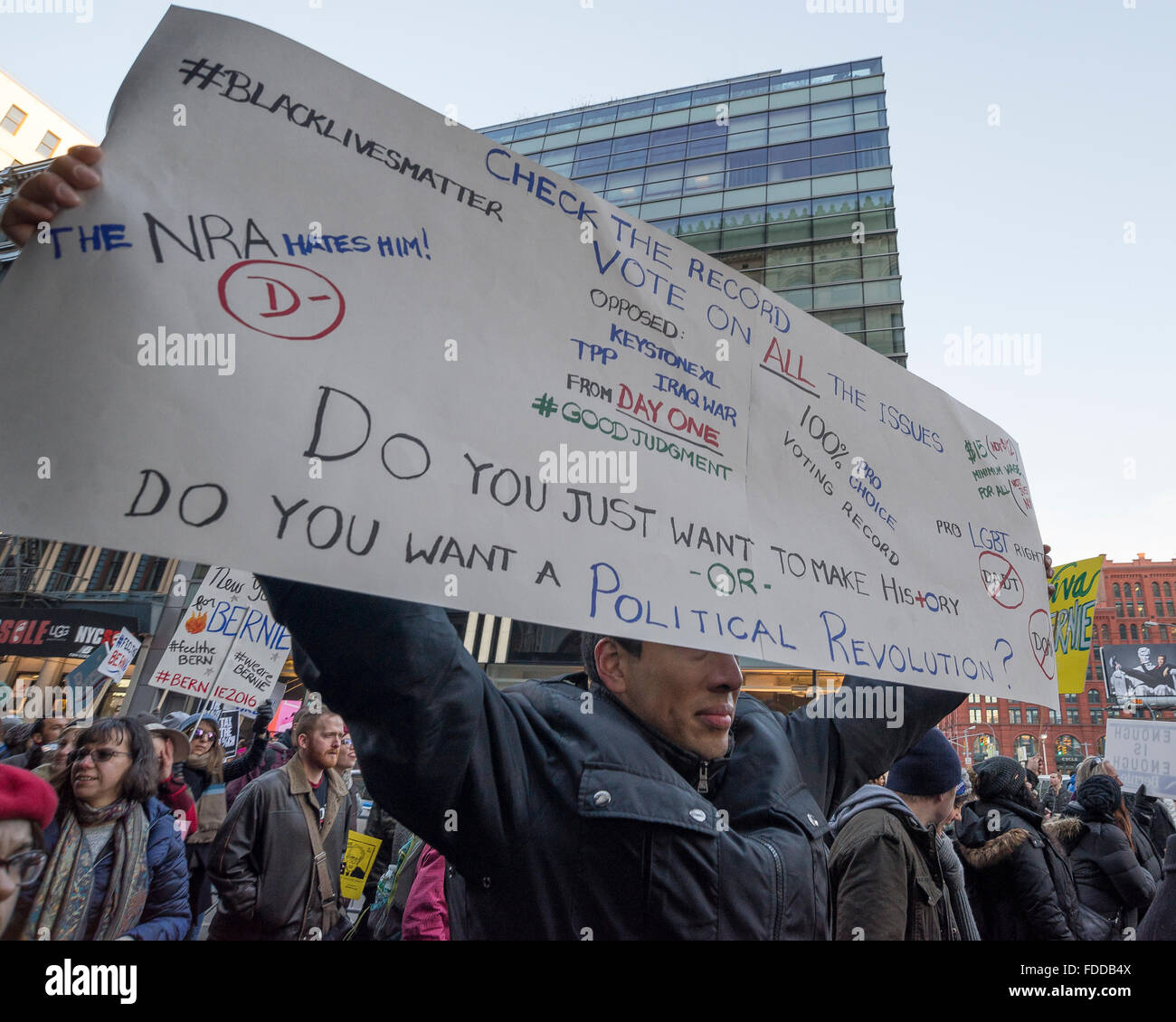 New York, Stati Uniti d'America. 30 gen, 2016. Manifestanti segni di attesa e per il canto a sostegno di Bernie Sanders. I sostenitori del candidato presidenziale democratico Bernie Sanders raccolse in Union Square Park a New York City e hanno marciato su Broadway a Zuccotti Park in Lower Manhattan. Credito: Albin Lohr-Jones/Pacific Press/Alamy Live News Foto Stock